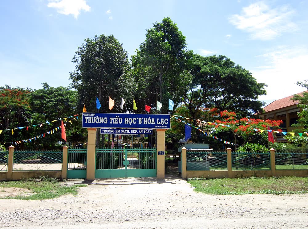 Cổng Trường Tiểu học B Hòa Lạc