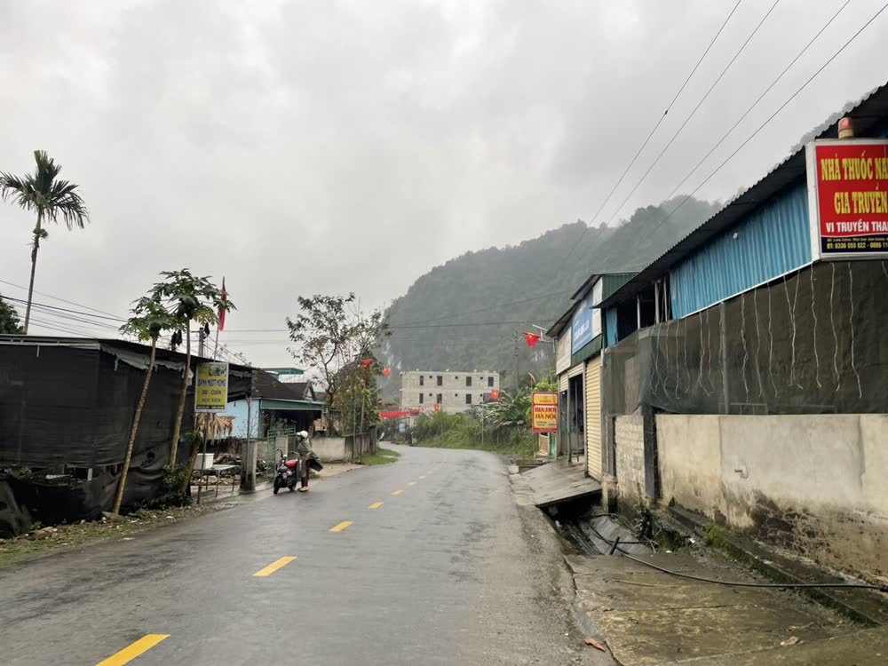 Đường làng nông thôn với nhà dân hai bên