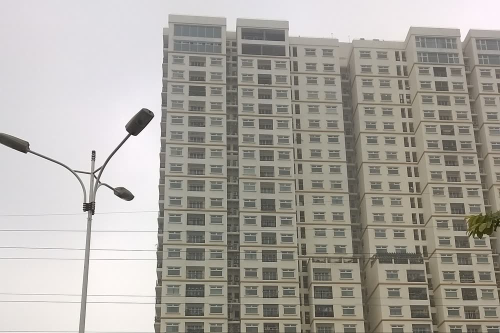 Tòa chung cư cao tầng trên phố Minh Khai, Hà Nội
